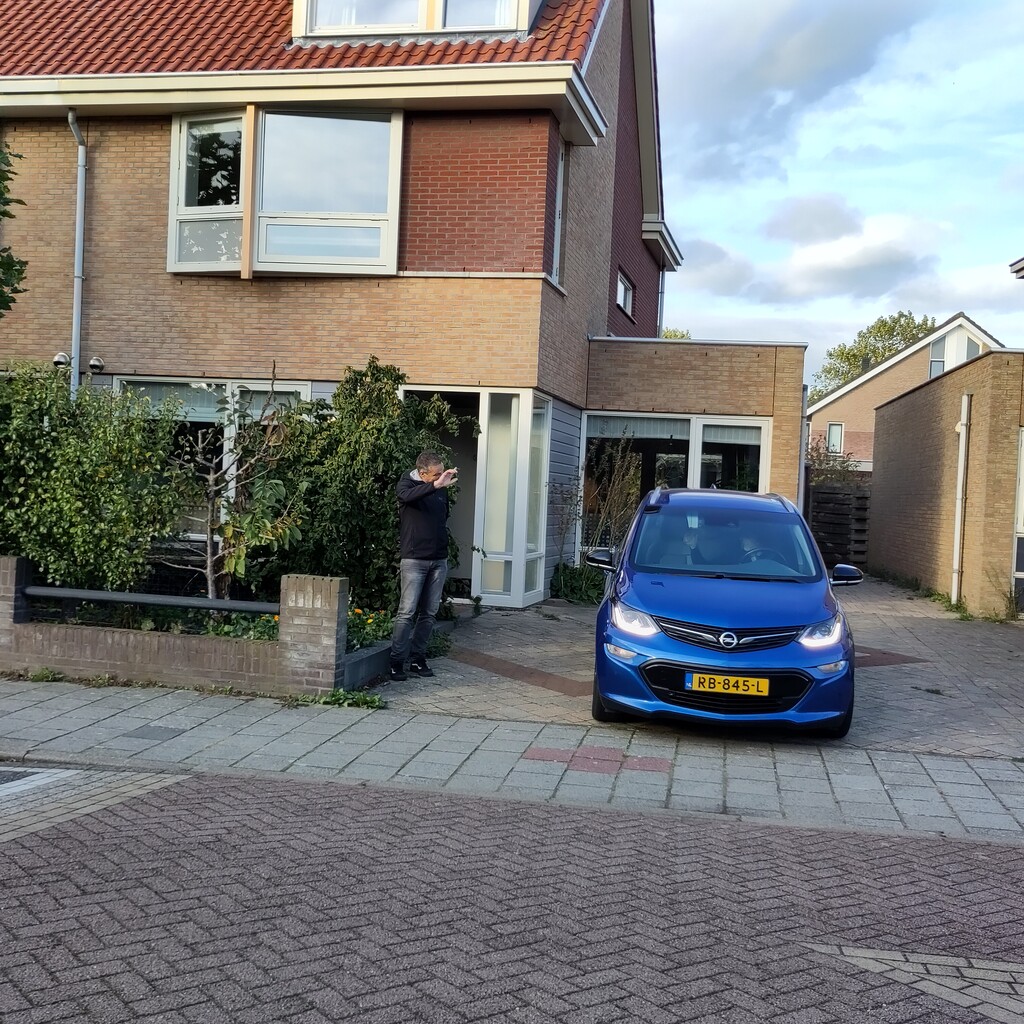 Fred zwaait auto uit